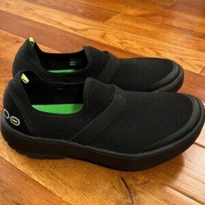 Oofos Women’s OOMG EEZEE Low Shoe in Black Size 10